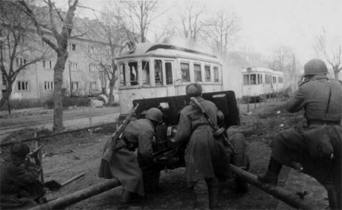 Артиллеристы гвардии лейтенанта Софронова ведут бой на Авайдер-аллее в Кенигсберге
